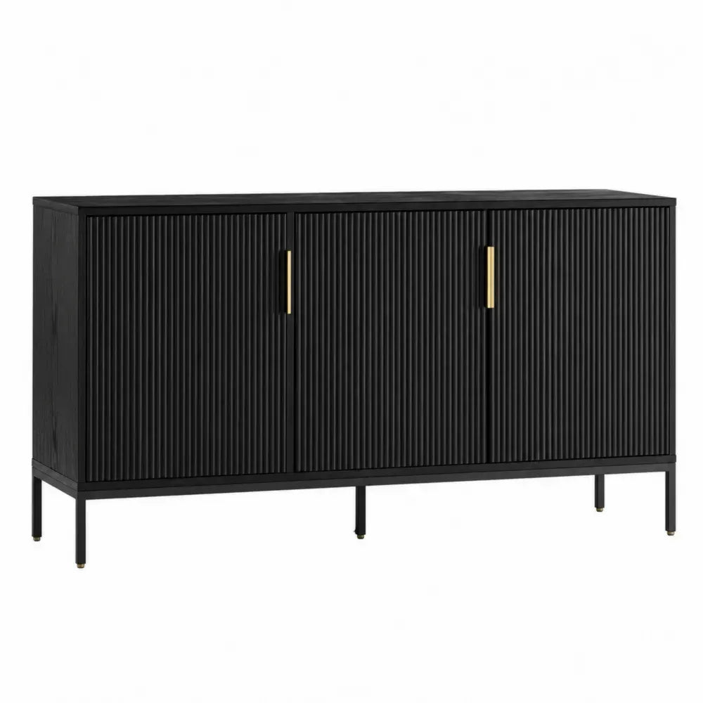 aparador de salón con 3 puertas frontales estriadas estructura de MDF negro patas metálicas negras encimera efecto madera nogal 140 cm 40 cm 80 cm
